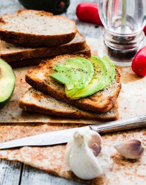 tost taze avokado ve biber, sağlıklı snack