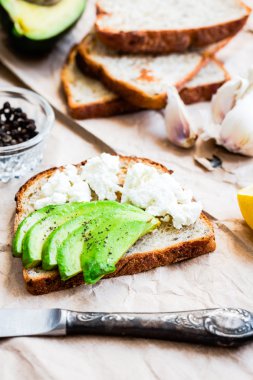 tost taze avokado ve keçi peyniri, aperatif, seçici odak ile