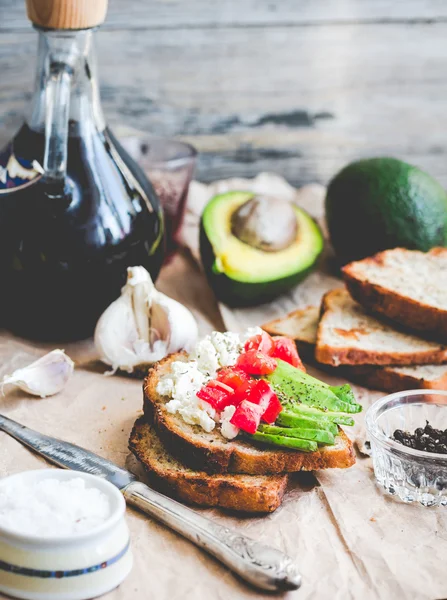 Toast s čerstvou avokádem, rajčaty a kozím sýrem, vegetariánské sna — Stock fotografie