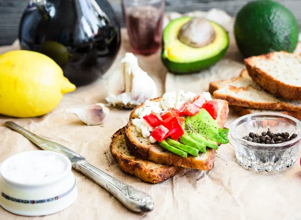 Toast met verse avocado, tomaat en geitenkaas, vegetarische sna — Stockfoto