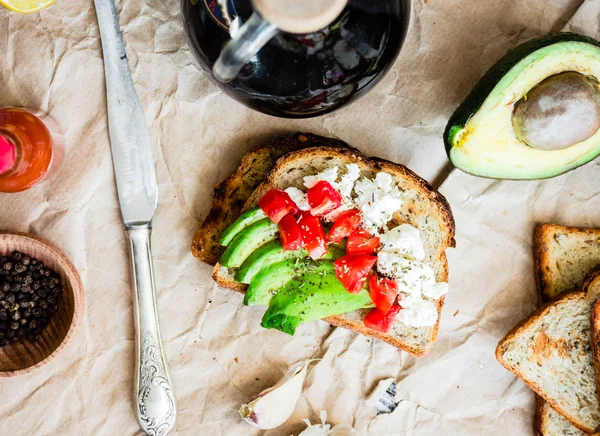 Toast with fresh avocado, tomato and goat cheese, vegetarian sna — Stock Photo, Image