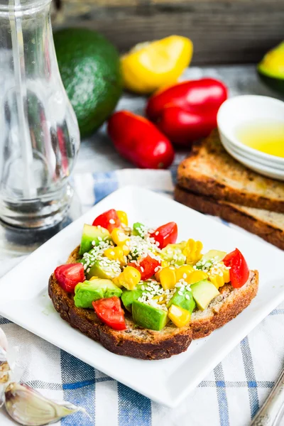 Taze avokado, domates ve Mısır tost — Stok fotoğraf