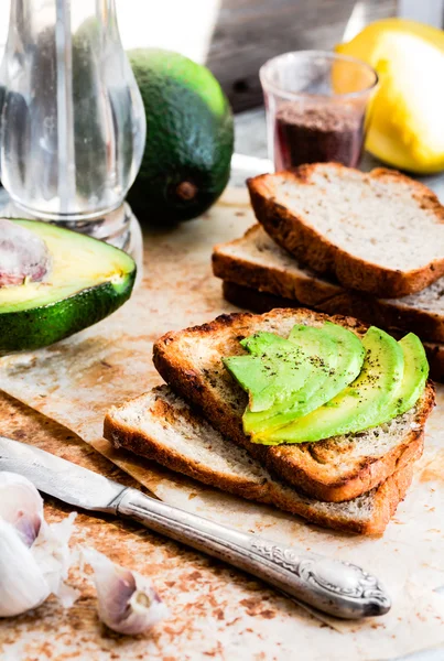 Pane tostato con avocado fresco e pepe, spuntino sano, vegetariano f — Foto Stock