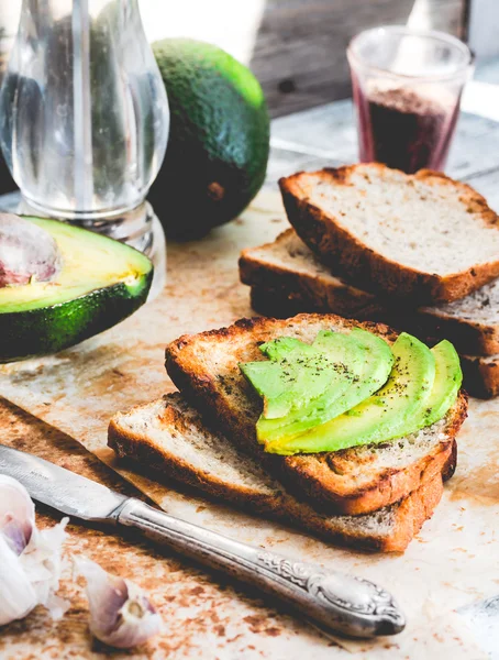 Toast mit frischer Avocado und Pfeffer, gesunder Snack, vegetarisch — Stockfoto