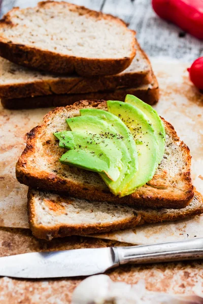 Toast mit frischer Avocado und Pfeffer, gesunder Snack, vegetarisch — Stockfoto