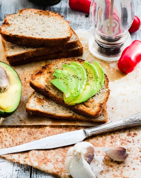 Pane tostato con avocado fresco e pepe, spuntino sano, vegetariano f — Foto Stock