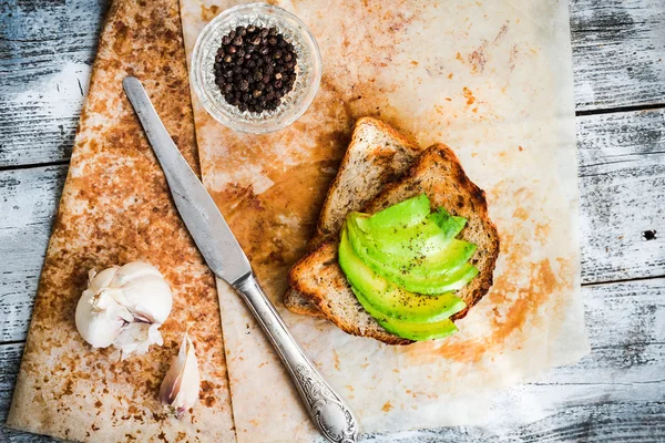 Toast with fresh avocado and pepper, healthy snack, vegetarian f — Stock Photo, Image