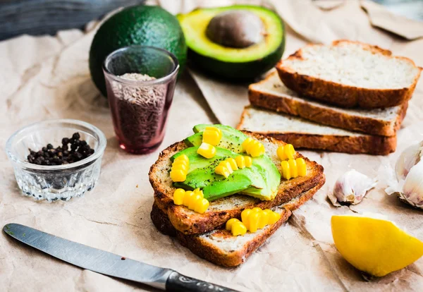 烤面包，新鲜鳄梨和胡椒，健康的零食，素食主义者 — 图库照片
