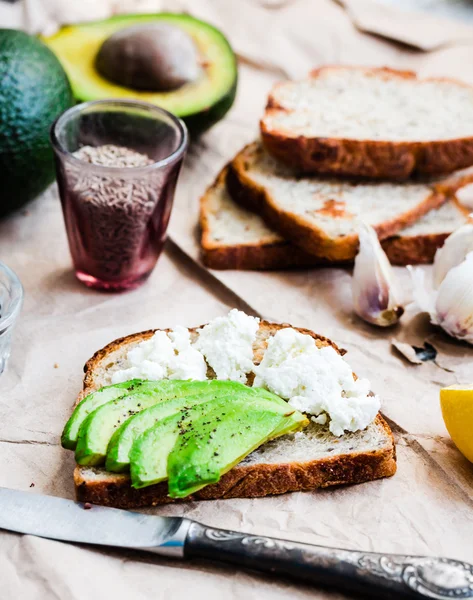 Toast mit frischer Avocado und Ziegenkäse, Snack — Stockfoto