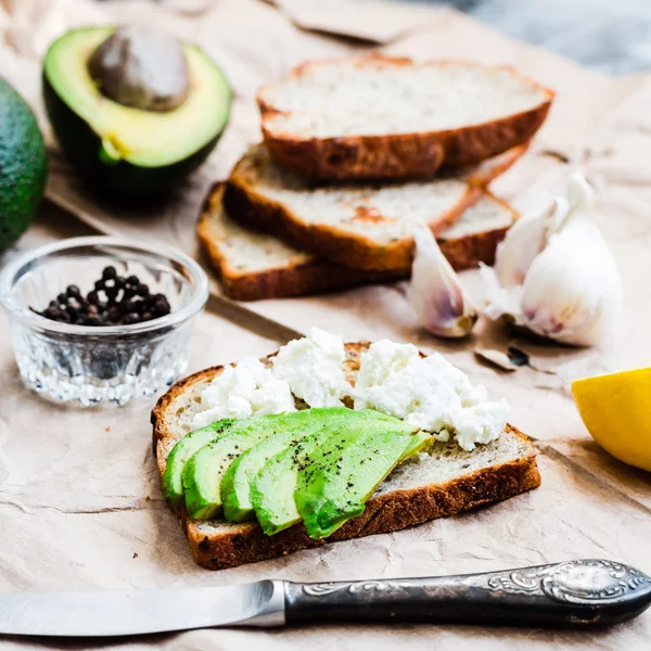 Toast mit frischer Avocado und Ziegenkäse, Snack, selektiver Fokus — Stockfoto