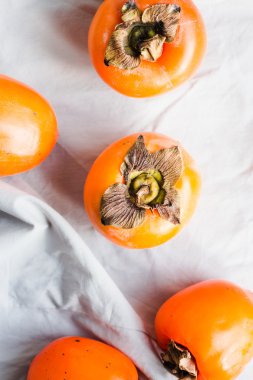 Hafif bir arka planda, ham meyve sulu taze hurma