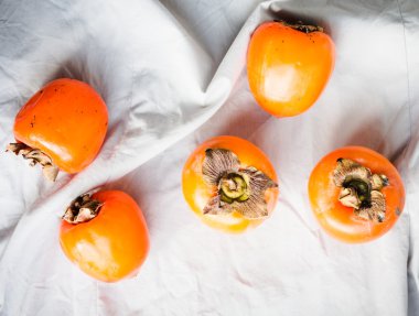 Hafif bir arka planda, ham meyve sulu taze hurma