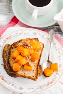 Çıtır çıtır kızarmış ekmek karamelize kabak ile Kahvaltı