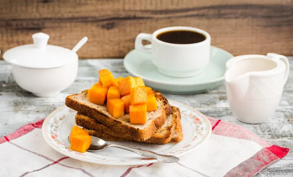 Torrada crocante com abóbora caramelizada, café da manhã — Fotografia de Stock