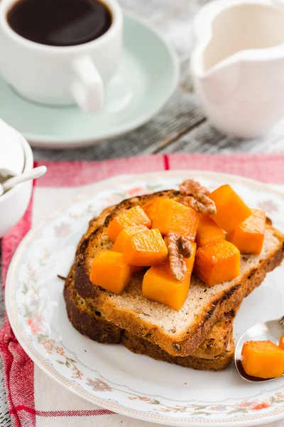 Torrada crocante com abóbora caramelizada, café da manhã — Fotografia de Stock