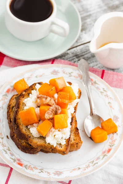 Tostadas crujientes con calabaza caramelizada, desayuno —  Fotos de Stock