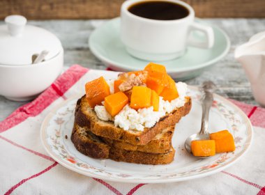 ev yapımı sandviçle karamelize kabak, peynir ve fındık, bre