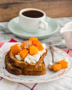 ev yapımı sandviçle karamelize kabak, peynir ve fındık, bre