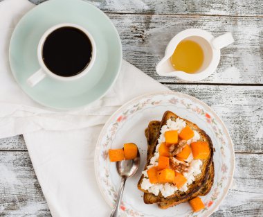 karamelize kabak, peynir ve fındık, üstten görünüm ile tatlı ekmeği