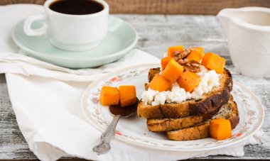 karamelize kabak, peynir ve fındık, kahvaltı ile tatlı ekmeği