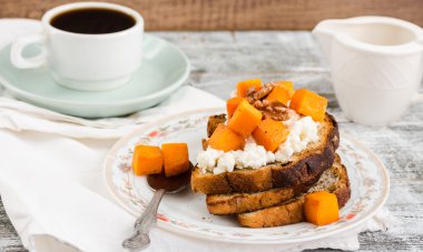 karamelize kabak, peynir ve fındık, kahvaltı ile tatlı ekmeği