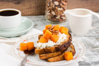 karamelize kabak, peynir ve fındık, kahvaltı ile tatlı ekmeği