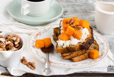 karamelize kabak, peynir ve fındık, kahvaltı ile tatlı ekmeği