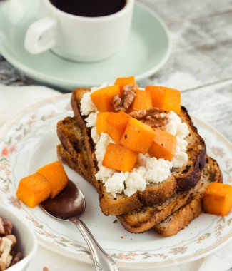 karamelize kabak, peynir ve fındık, kahvaltı ile tatlı ekmeği