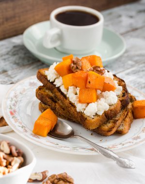 karamelize kabak, peynir ve fındık, kahvaltı ile tatlı ekmeği