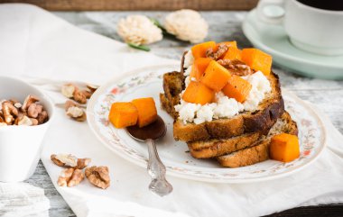 karamelize kabak, peynir ve fındık, kahvaltı ile tatlı ekmeği