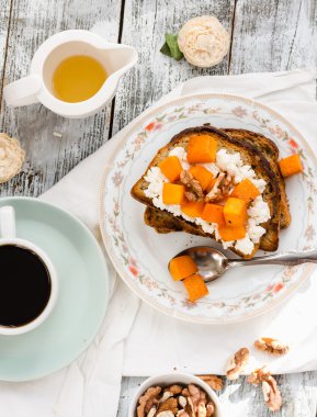 karamelize kabak, peynir ve fındık, kahvaltı ile tatlı ekmeği