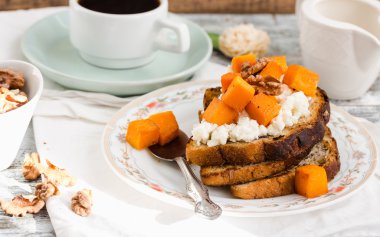 karamelize kabak, peynir ve fındık, kahvaltı ile tatlı ekmeği