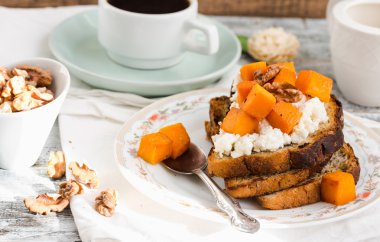 karamelize kabak, peynir ve fındık, kahvaltı ile tatlı ekmeği