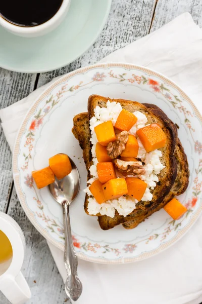 Pain grillé sucré à la citrouille caramélisée, fromage et noix, vue de dessus — Photo