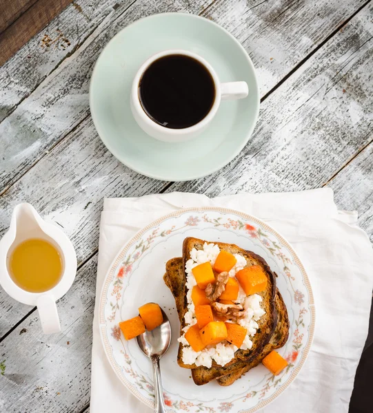 Homemade sandwich with caramelized pumpkin, cheese and nuts, top — Stock Photo, Image