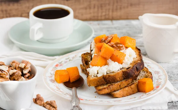 Süßer Toast mit karamellisiertem Kürbis, Käse und Nüssen, Frühstück — Stockfoto