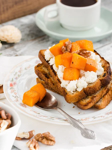 Sweet toast with caramelized pumpkin, cheese and nuts, breakfast — Stock Photo, Image