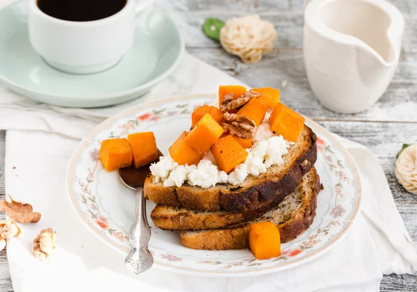 Tostadas dulces con calabaza caramelizada, queso y nueces, selectivas —  Fotos de Stock