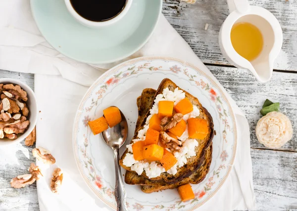 Pain grillé sucré à la citrouille caramélisée, fromage et noix, petit déjeuner — Photo