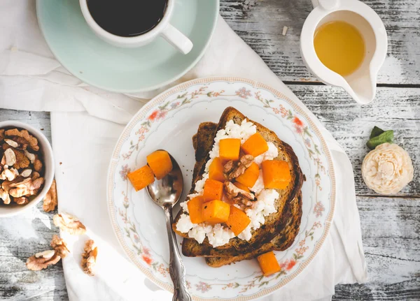 Pain grillé sucré à la citrouille caramélisée, fromage et noix, petit déjeuner — Photo