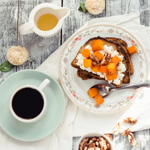 Karamelize kabak, peynir ve fındık, kahvaltı ile tatlı ekmeği — Stok fotoğraf