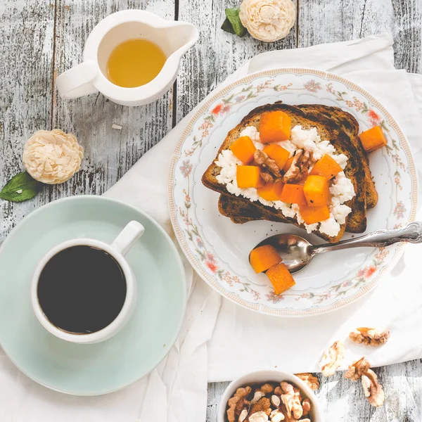 Toast dolce con zucca caramellata, formaggio e noci, colazione — Foto Stock