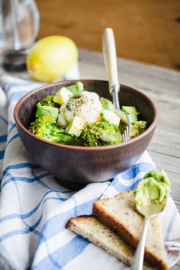 brokoli, karnabahar, avokado, pu ile sağlıklı sebze salatası