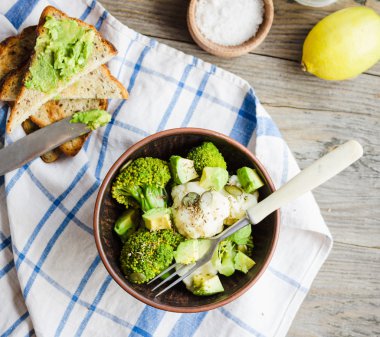 Sebze salatası brokoli ve karnabahar kış, ile tost