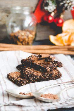 Yeni yıl çiğ çikolata kurabiye yeşil buğday ile 