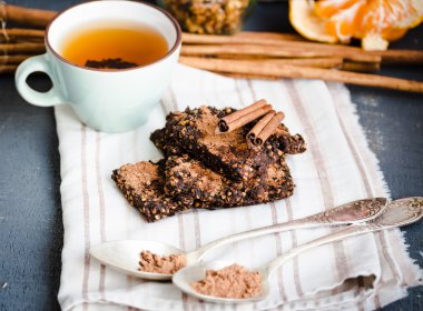 Yeni yıl çiğ çikolata kurabiye yeşil buğday ile 