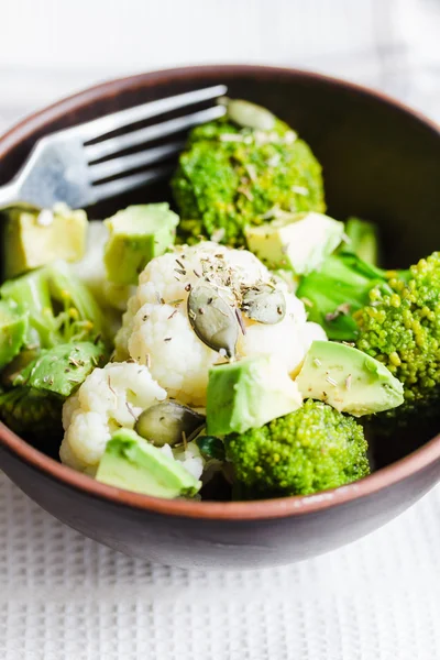 Wintergemüsesalat mit Brokkoli, Blumenkohl, Avocados, Pumuckl — Stockfoto