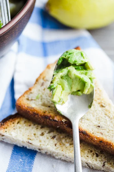 Pasta de avocado pe pâine prăjită cu cereale integrale, mic dejun — Fotografie, imagine de stoc