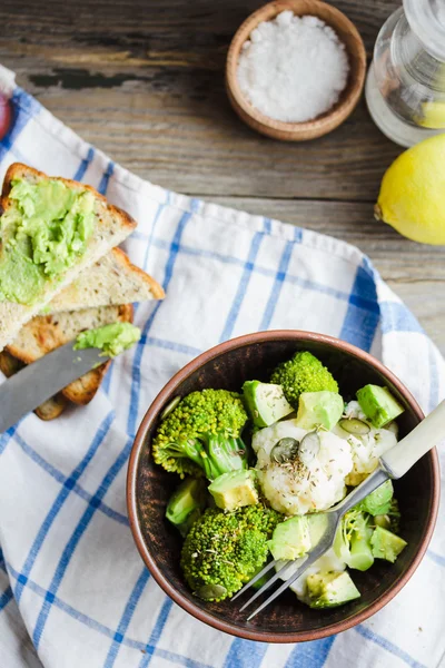 Vinter grönsakssallad med broccoli och blomkål, toast med — Stockfoto