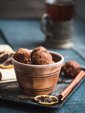 Fındık, incir ve narenciye, truffle ile çiğ çikolata şeker